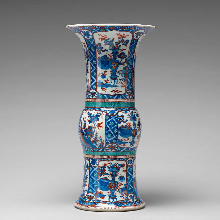TRUMPETVAS, porslin. Qingdynastin, Kangxi (1662-1722).