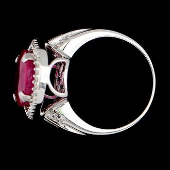 RING, 18K vitguld, rubin, briljant- och baguettslipade diamanter. Vikt ca 8 g.