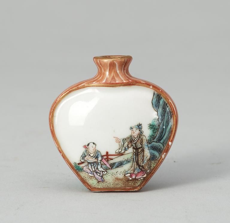 A porcelaine snuff bottle. Late Qing dynasty (1644-1914).