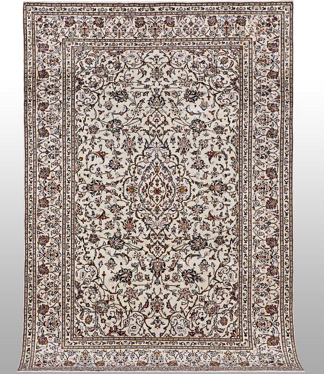 A carpet, Kashan, ca 295 x 194 cm.