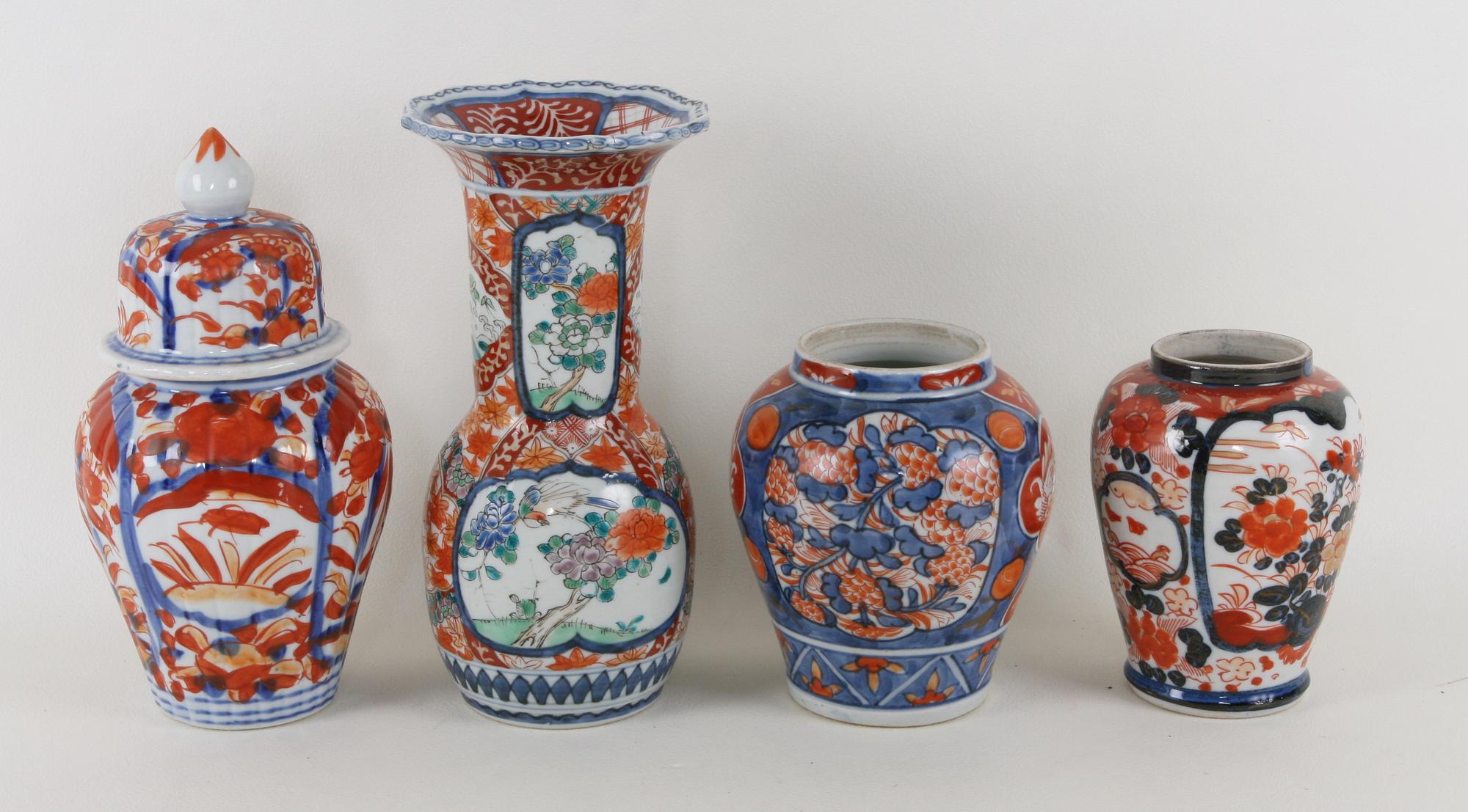 VASER, 3 st och URNA MED LOCK, porslin, Kina/Japan, 1900-tal.