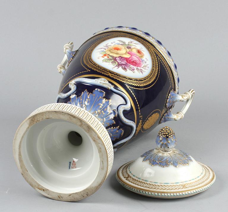 URNA med LOCK, porslin.  Berlin, omkring 1900.