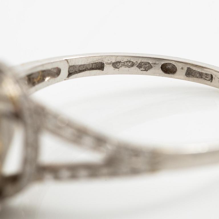 Ring platina med gulgrönbruntonad rund briljantslipad diamant ca 5.50 ct. CG Hallberg, Stockholm 1951.