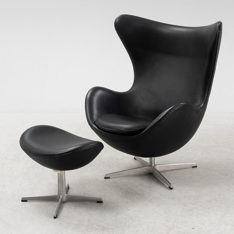 Arne Jacobsen, fåtölj med fotpall, "Ägget", Fritz Hansen, Danmark, daterade 2007.