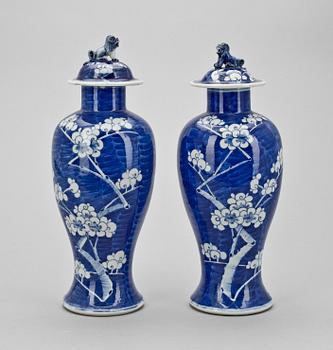 VASER, ett par, porslin, Kina 1800-tal.