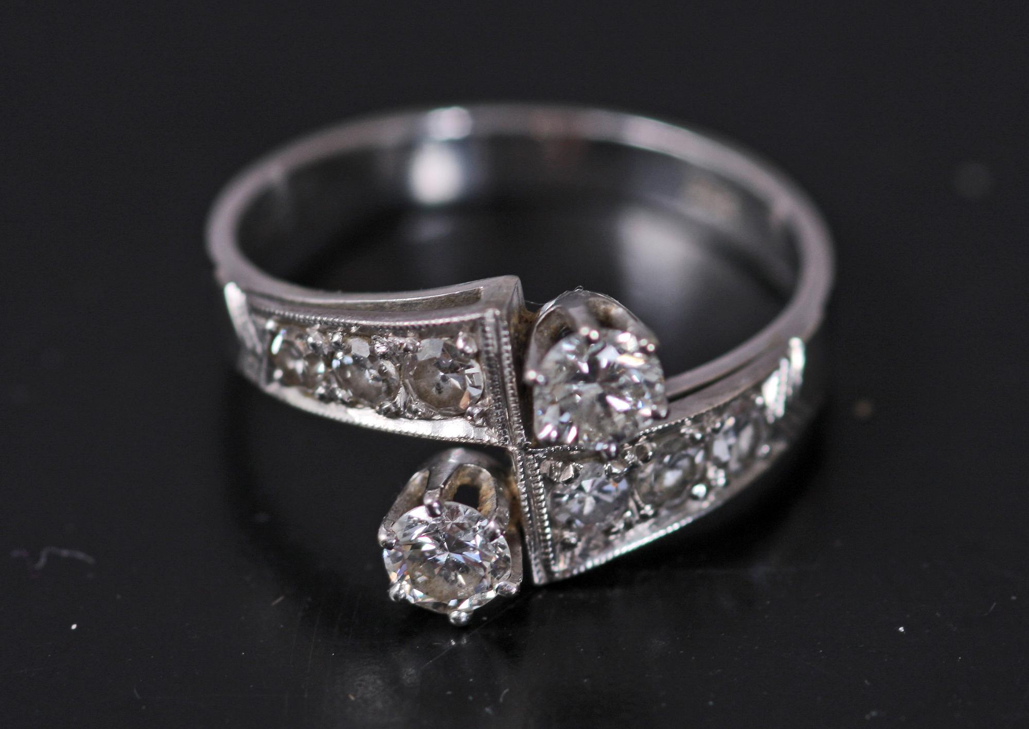 RING, vitguld m biljanter tot ca 0,75 carat.