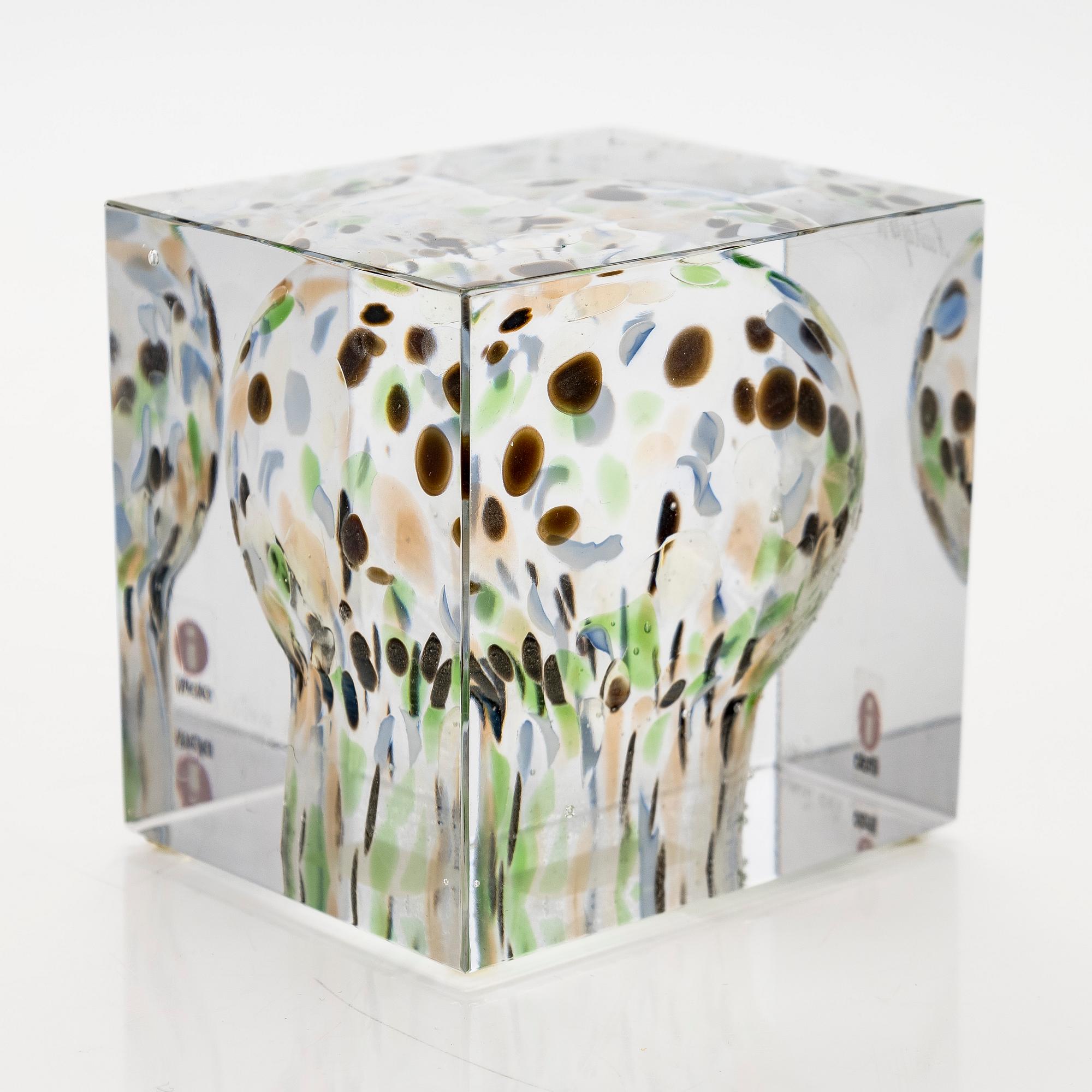 Oiva Toikka, an annual glass cube signed Oiva Toikka Nuutajärvi 2014, numbered 67/2000.