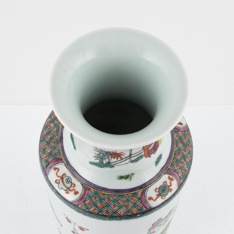 A Chinese porcelain vase, 20th century.