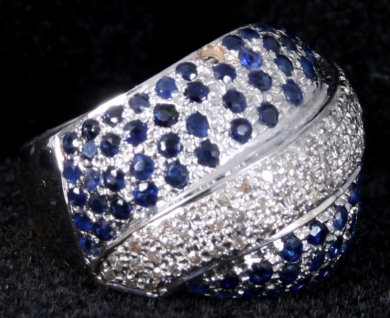 RING, vitguld samt safirer och briljanter. Tot vikt 9 gram.