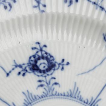 Dinner service, 34 pieces, porcelain, "Musselmalet Halvblonde", Royal Copenhagen, Denmark.