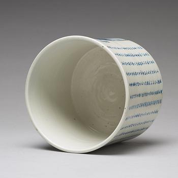 A blue and white brush pot, Qing dynasty.