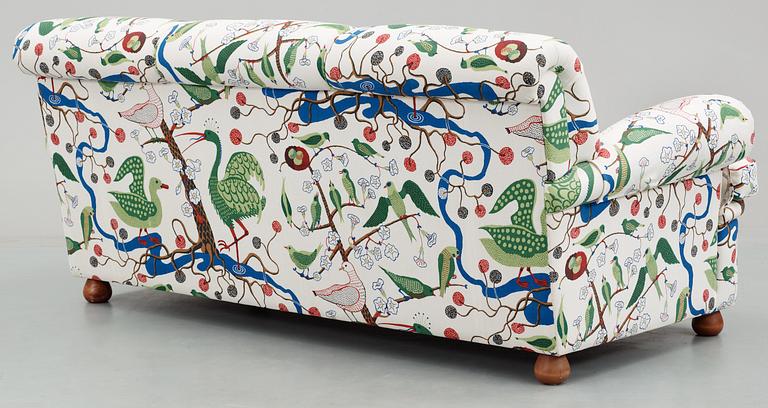 A Josef Frank sofa by Svenskt Tenn, model 703.