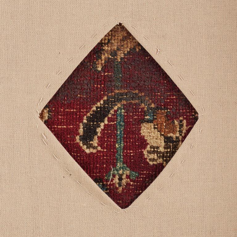 MOGULMATTA/"INDO-PERSISK", FRAGMENT, ca 175 x 60,5 cm, sannolikt 1600-tal. Inramat.