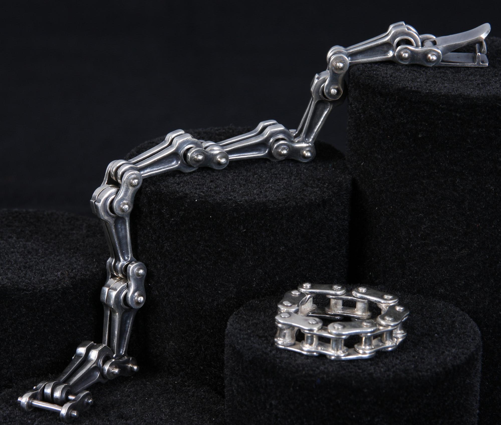 ARMBAND samt RING, silver, 1900-tal. Tot vikt 85 g.