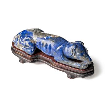 1007. A well sculptured lapiz lazuli figure of a recumbant dog, Qing dynasty, 18th/19th century.