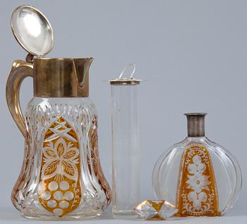 KARAFFER, 2 st, SHAKER samt KANNA, glas, Böhmen, 1900-tets första hälft.