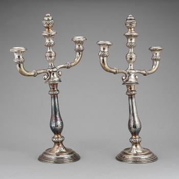 KANDELABRAR, ett par, låghaltigt silver 800, Österrike, omkring sekelskiftet 1900. Vikt ca 1942g.