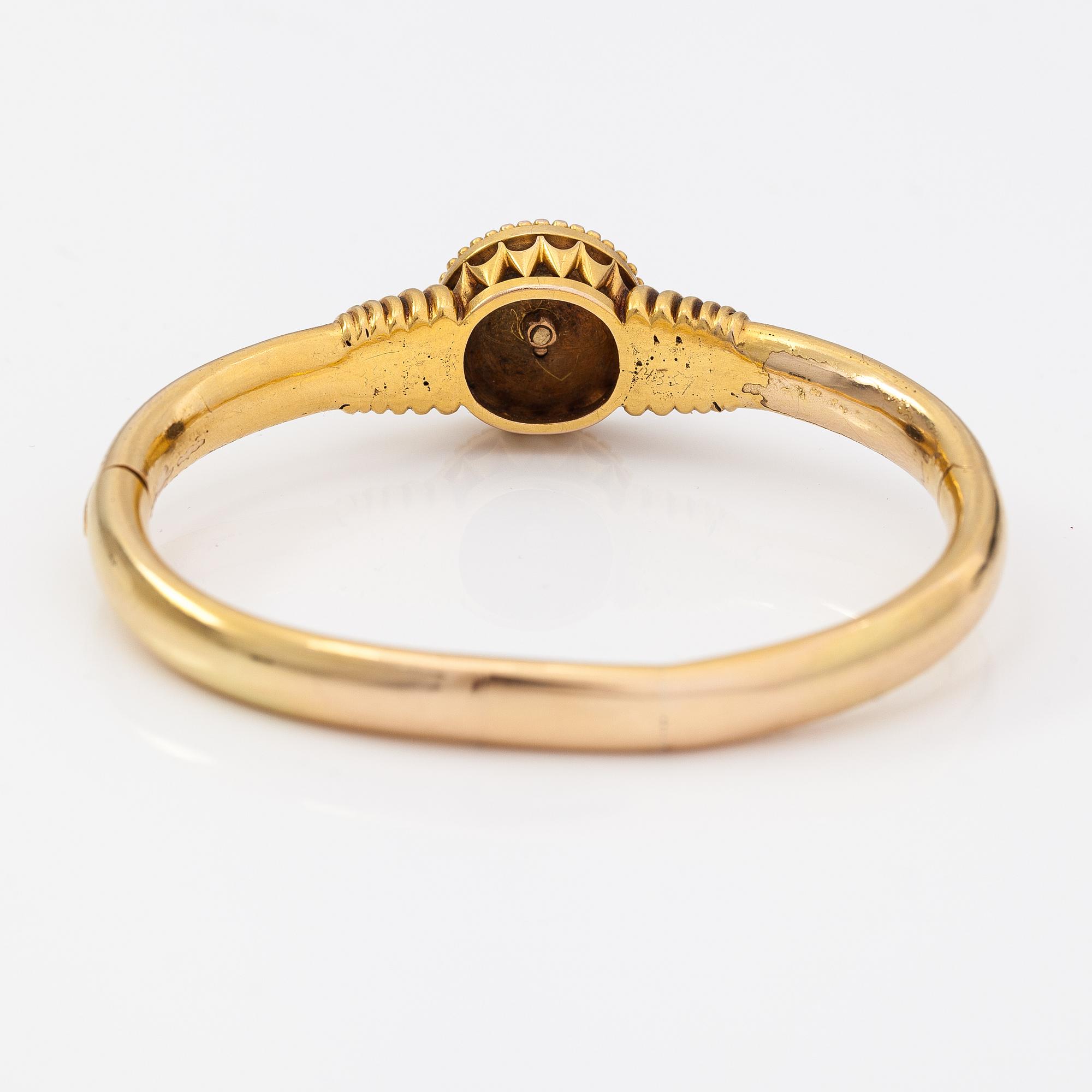 A Tillander, Armband, 14K guld, granat och pärlor. S:t Petersburg, tidigt 1900-tal.