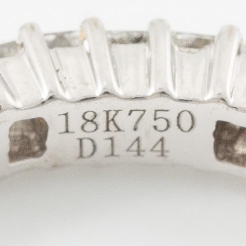 Ring, helallians, 18K vitguld med baguettslipade diamanter.