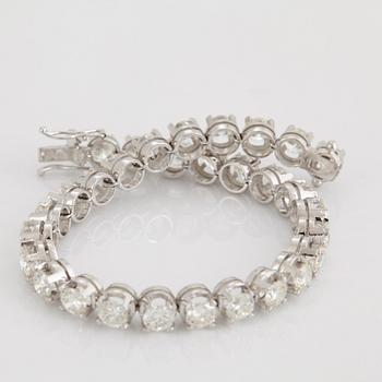 Armband 18K vitguld med runda briljantslipade diamanter totalvikt ca 12.00 ct.