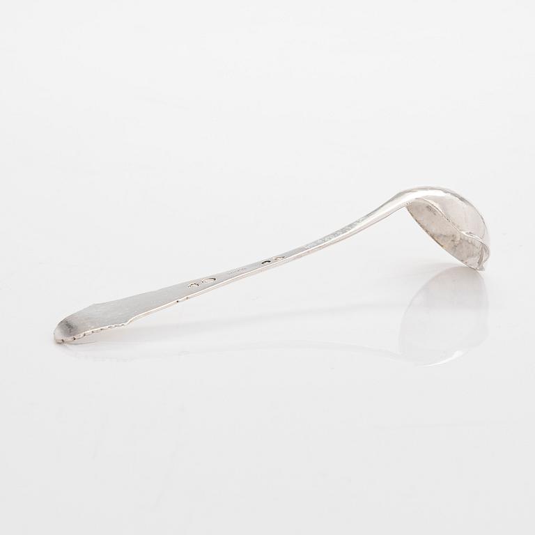 Kaffekanna och slev, silver, Köpenhamn, 1930 och 1928.