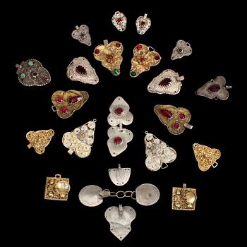 PARTI DRÄKTSMYCKEN, ca 65 delar. Delvis silver. Diverse mästare. 1800/1900-tal.