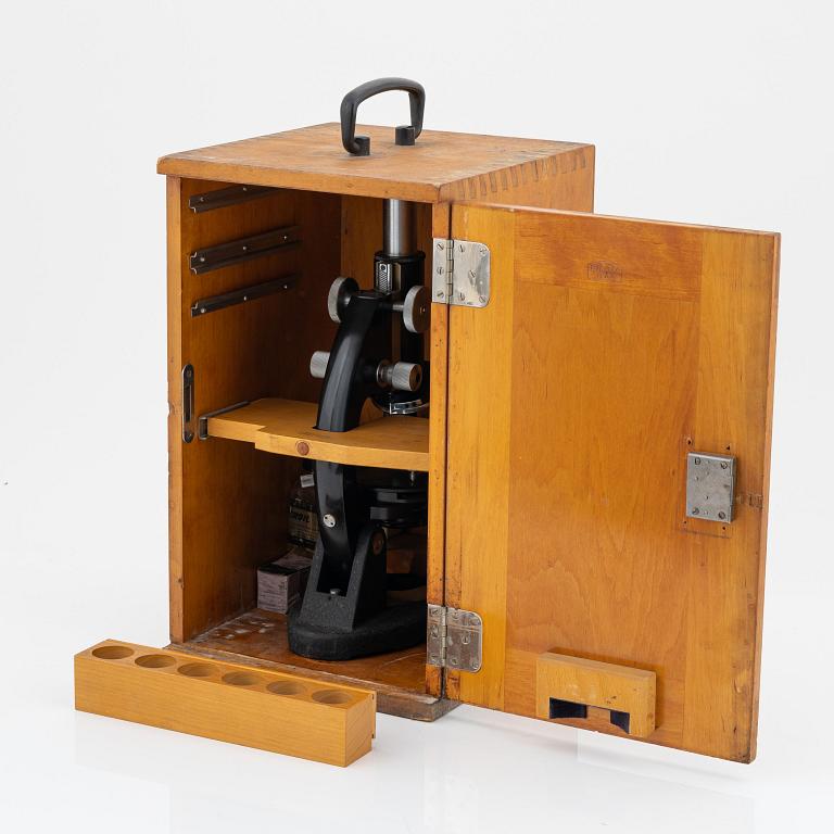 A Winkel-Zeiss microscope, mid 20th Century.