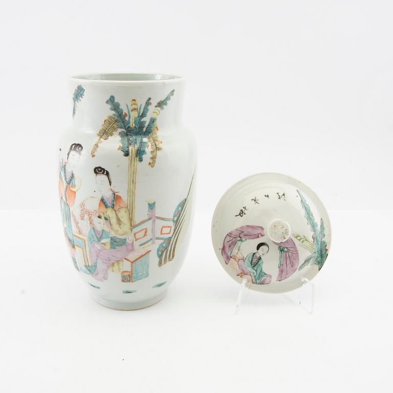 A group of Chinese porcelain, late Qing dynasty/20th Century.