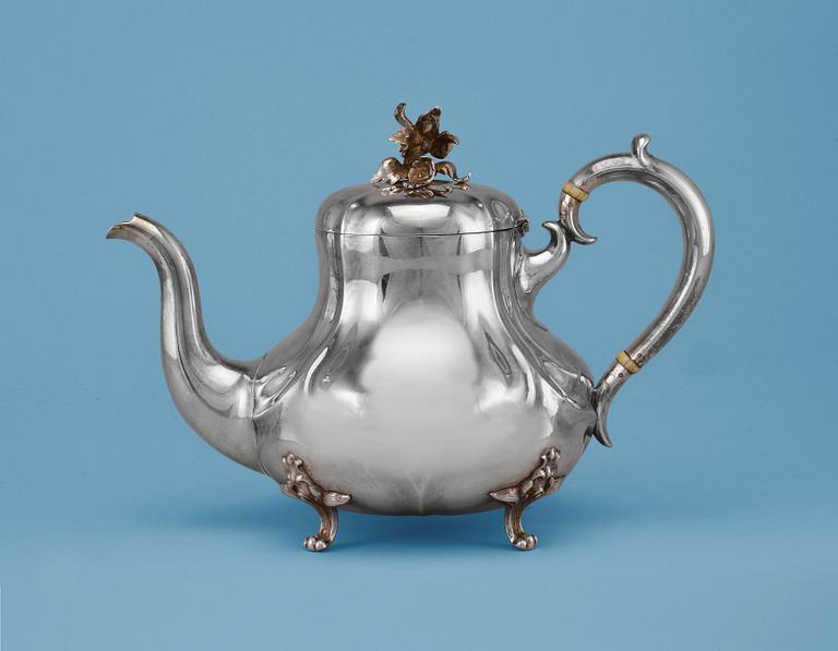 A TEA POT, 84 silver. Mathias Skytt St Petersburg 1869. Weight 813 g.