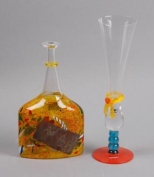 FLASKA SAMT POKALGLAS, glas, Kjell Engman samt Bertil Vallien Kosta Boda.