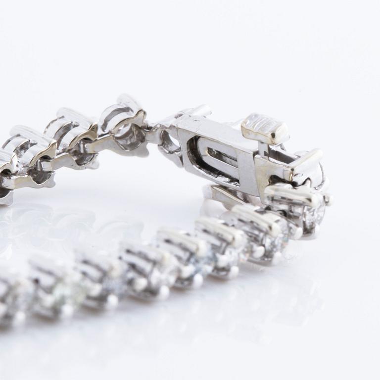BRACELET, A ca 3.85 cts brilliant cut diamond bracelet.