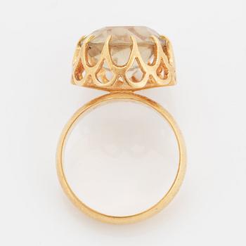 Ring, 18K guld med rund fasettslipad citrin.