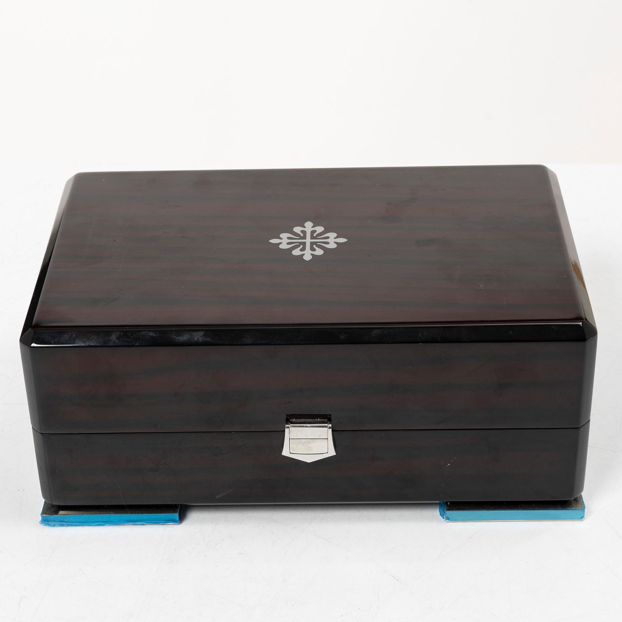 Patek Philippe, box.