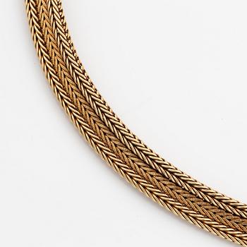 An 18K gold necklace.