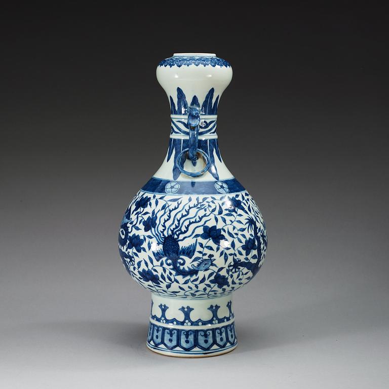 A blue and white vase, late Qing dynasty, with Wanli´s six character mark.