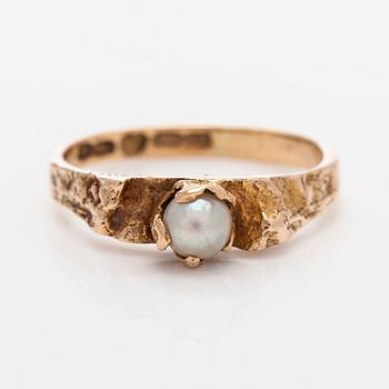 Björn Weckström, a 14K gold 'Small word' ring with a cultured pearl. Lapponia 1964.