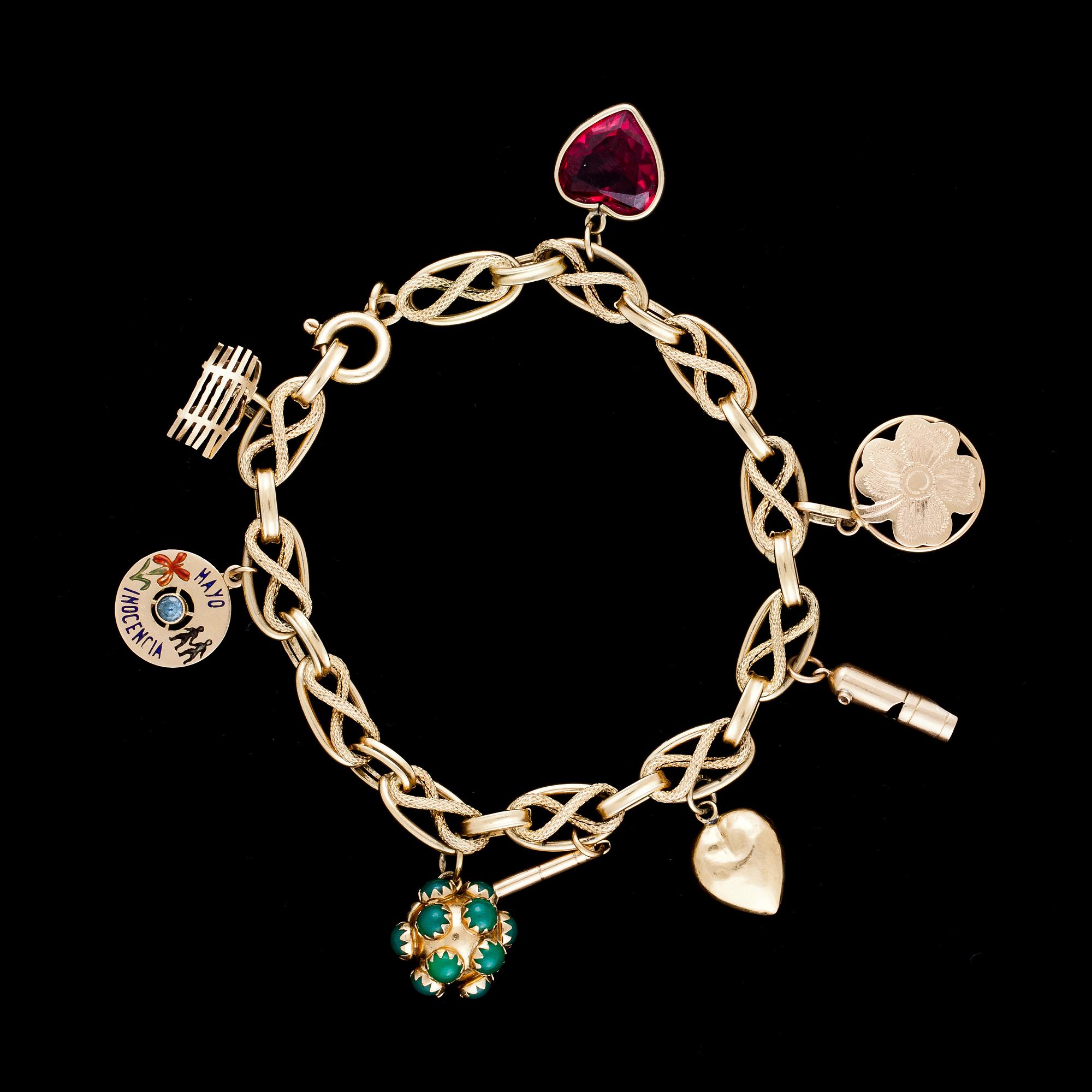 ARMBAND, 18k guld med berlocker. Vikt ca 21 g.