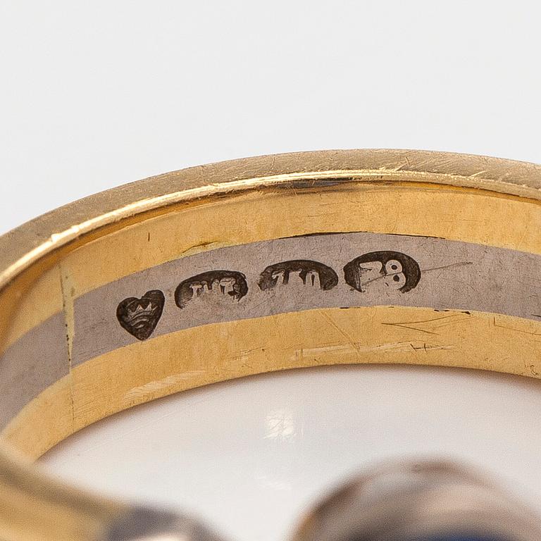 Ring, fasettslipad safir, diamanter, 18K guld och vitguld. 2001.