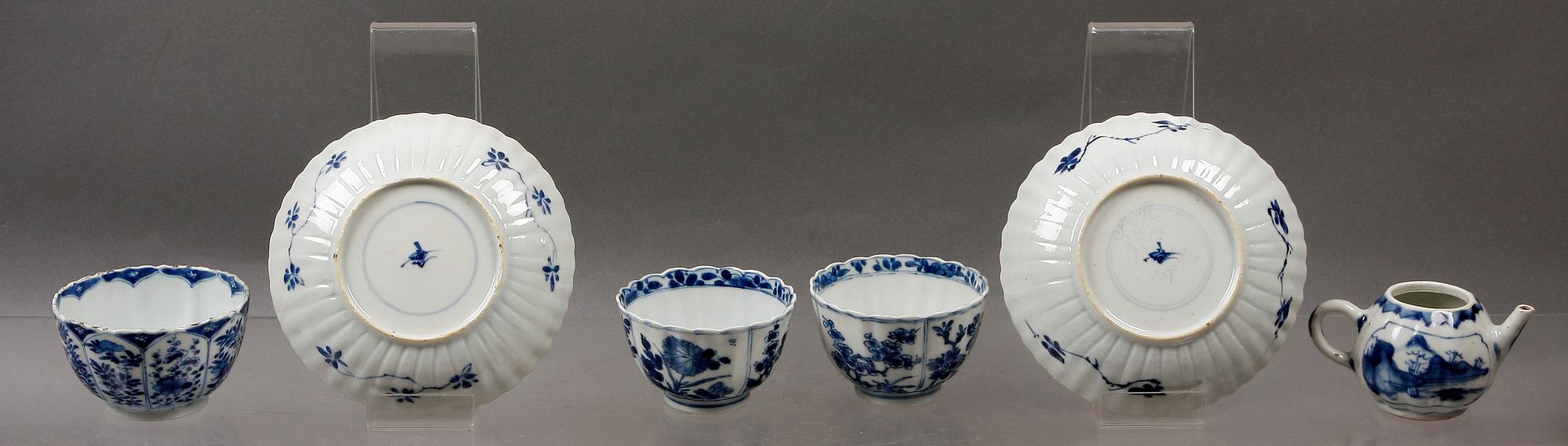 KOPPAR MED FAT samt MINIATYRKANNA, porslin, Kangxi (1662-1722), Kina.