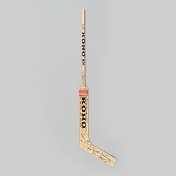 PELLE LINDBERGS MÅLVAKTSKLUBBA, med autografer från svenska landslaget Tre Kronor. Bland annat Pelle Lindbergh.