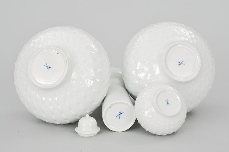 VASER, 3 st + SKÅL MED LOCK, porslin, Meissen, 1900-tal.