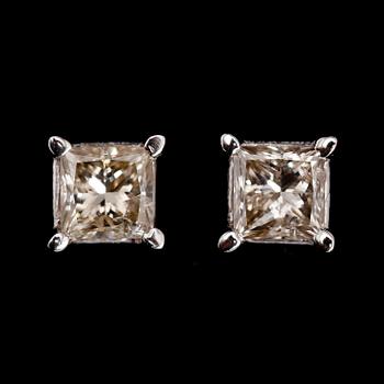 ÖRHÄNGEN, 1 par, 14 k vitguld, princesslipade diamanter tot ca 0.84 ct.
