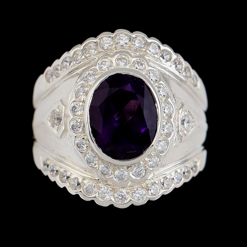 RING, vitguldspläterat sterlingsilver, ametist ca 2.30 ct, vita safirer tot ca 0.70 ct.