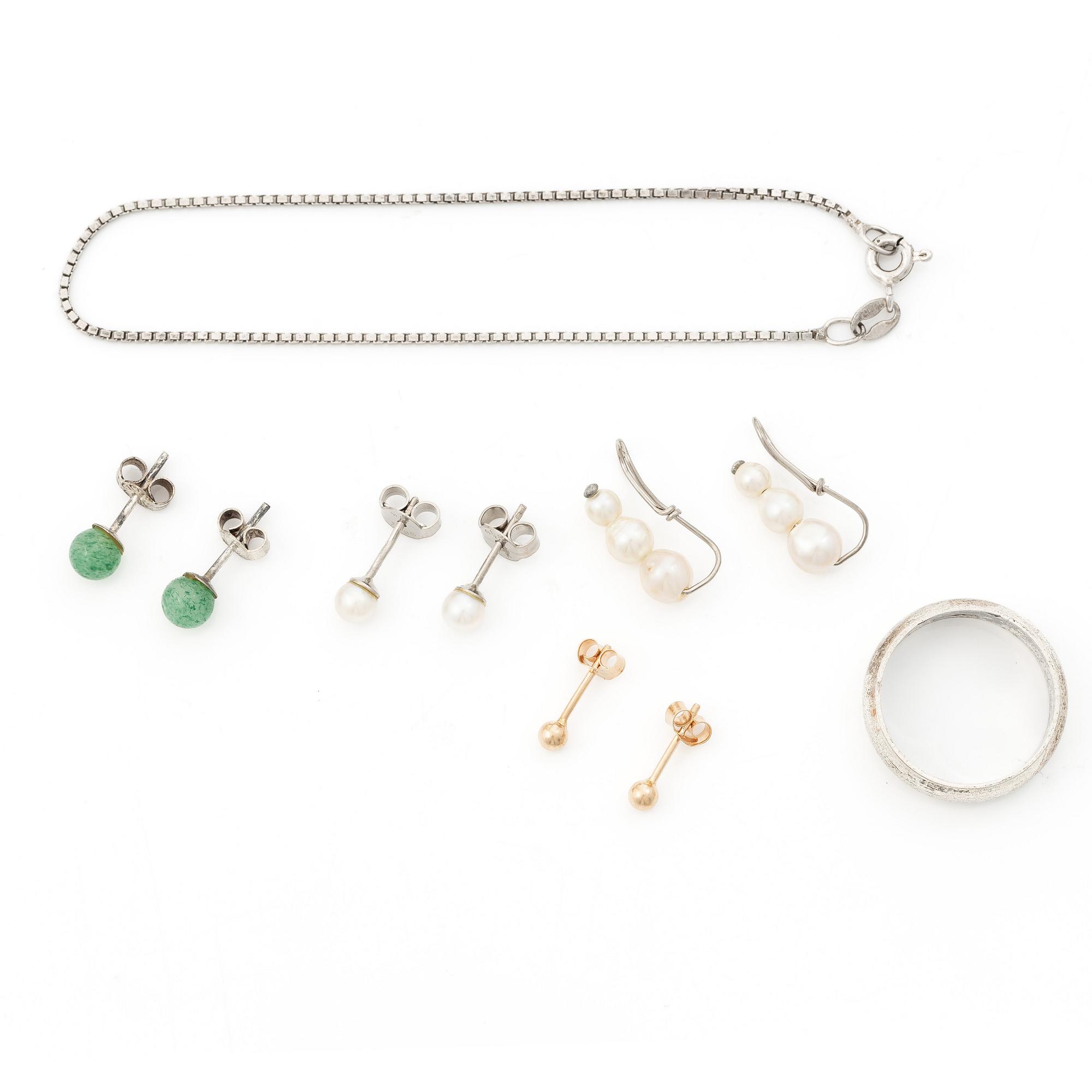 Four pairs of earrings, a silver ring and a silver bracelet chain.