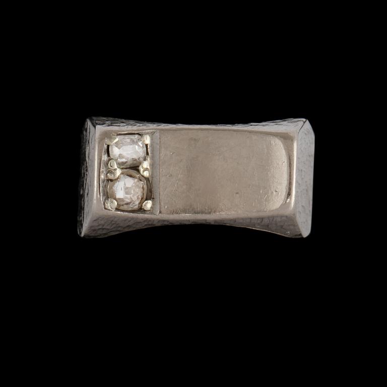 RING, 18k vitguld med 2 st rosenslipade diamanter, Ahlqvist Ur & Guld, Borås, 1974. Vikt 8 g.