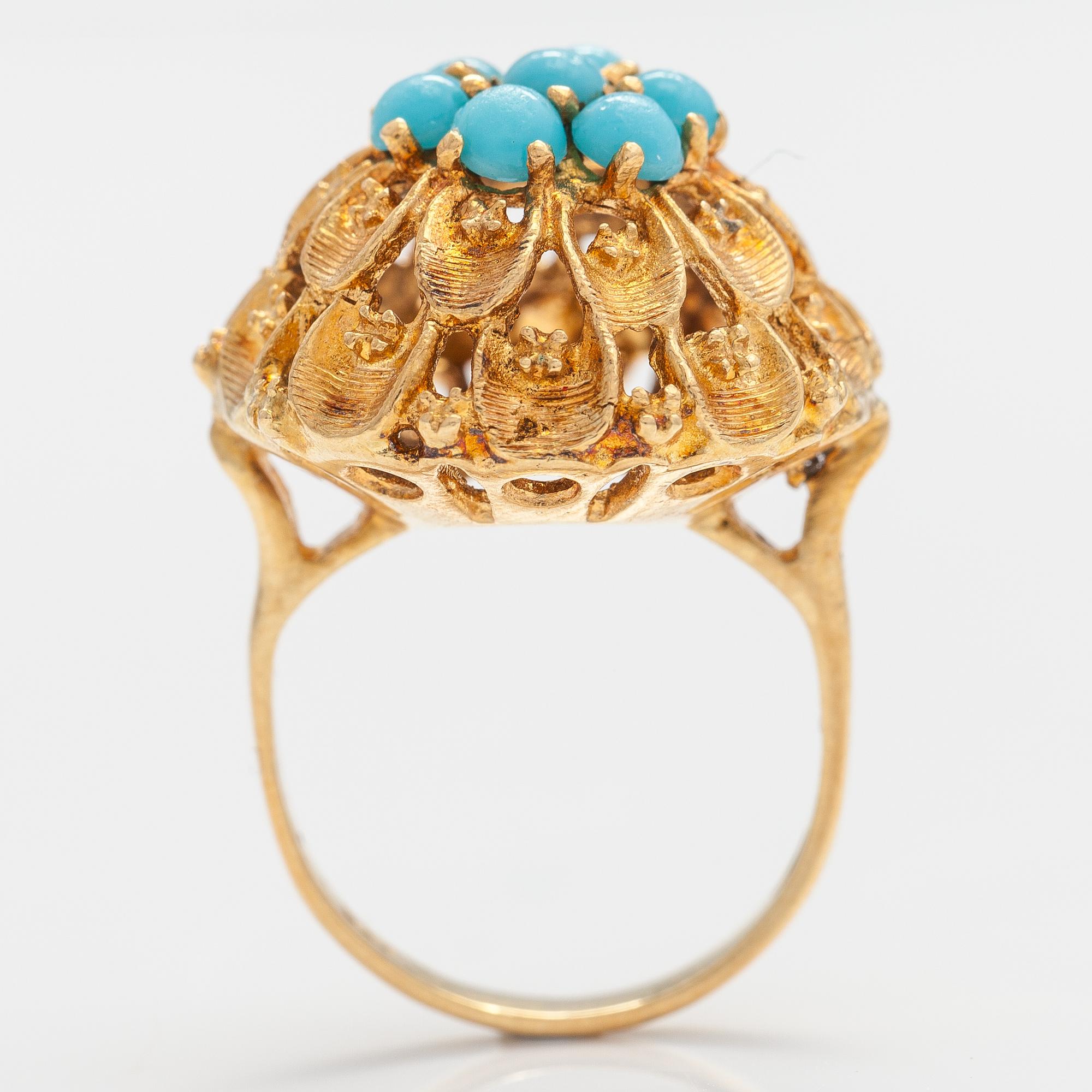 An 18K gold ring with glass stones.