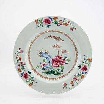 A Chinese Qianlong famille rose porcelain plate.