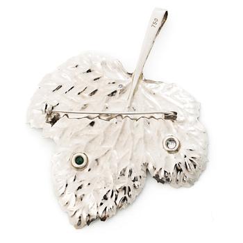 Brooch/pendant in the shape of a leaf, 18K white gold set with brilliant-cut diamonds and an emerald.