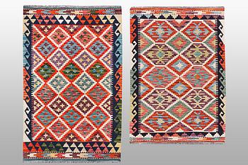 A pair of kilim rugs, ca 113 x 79 cm & ca 126 x 81 cm.