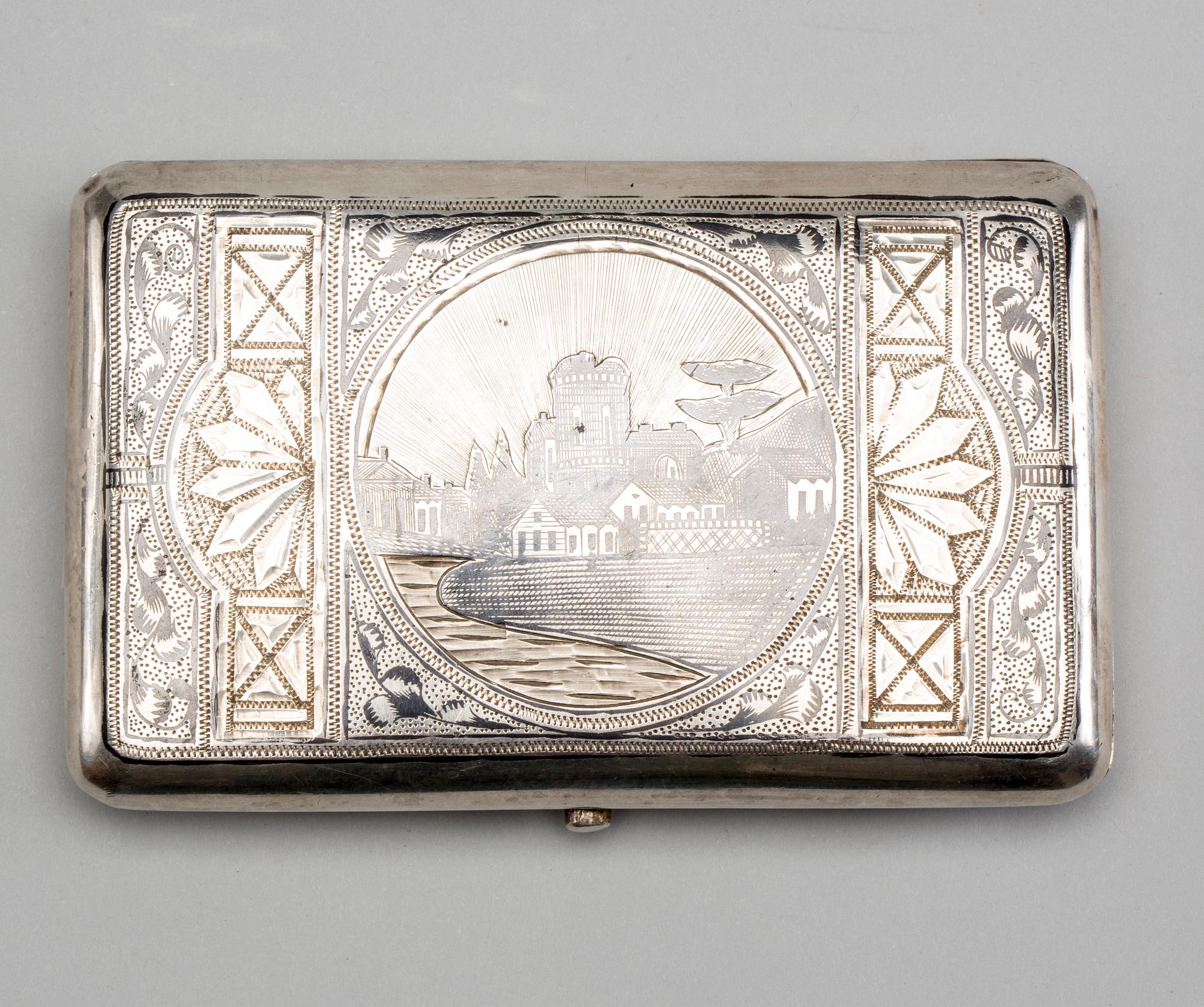 CIGARETTETUI, silver, Ryssland. 1896-1908. Vikt ca 140 gram.